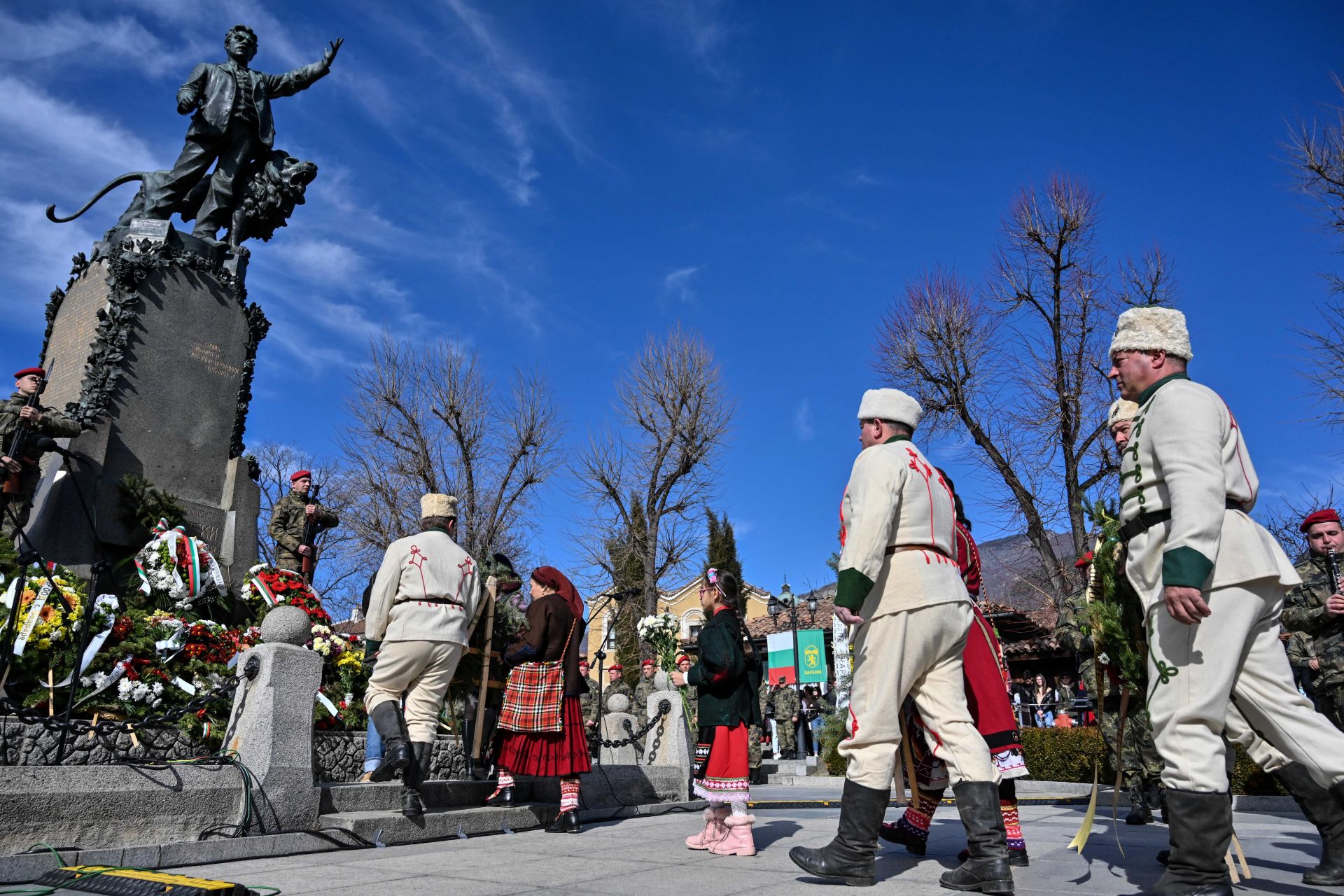  Венци и цветя отрупаха паметника на Васил Левски в Карлово по повод 149-та годишнина от гибелта му