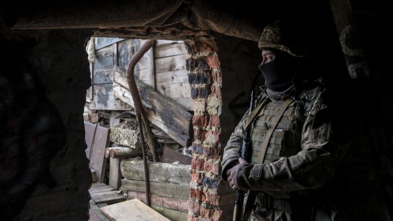 Сепаратистките и правителствените сили в Украйна продължават и днес да