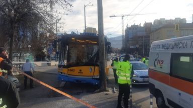 Тролейбус е катастрофирал в стълб на кръстовището на бул Тодор