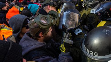 Канадската полиция използва вчера лютив спрей и зашеметяващи гранати и