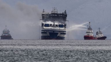 Спасители извадиха оцелял от горящия ферибот край Корфу