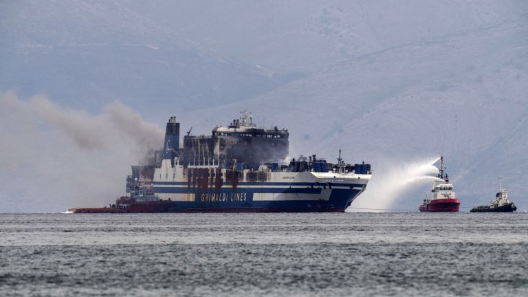 Фериботът Юрофери Олимпия, на който се предполага, че има още