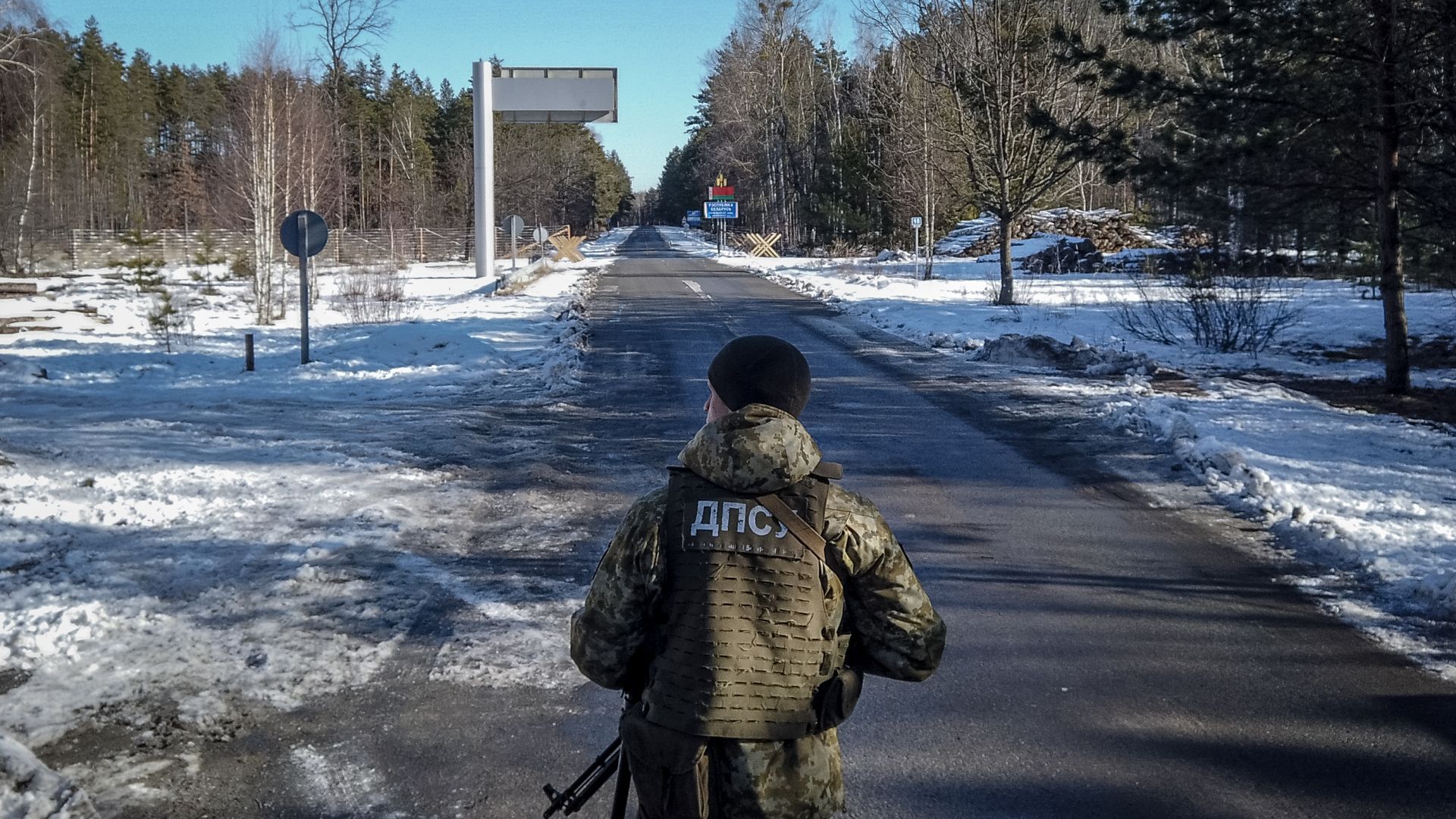 Парламентът на Украйна одобри въвеждане на извънредно положение в цялата страна