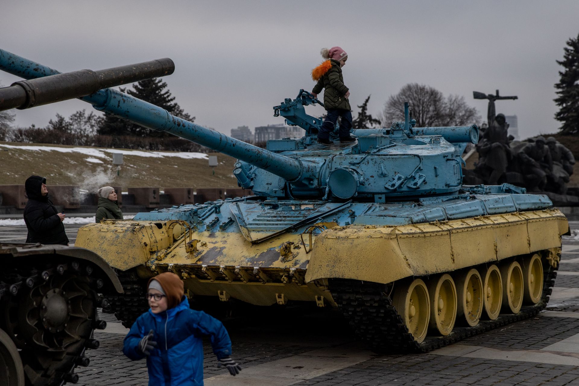 Деца играят на танкове в Украйна