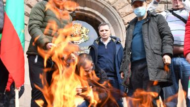 Автошествие на ВМРО блокира центъра на София, гориха битови сметки пред МС (снимки)