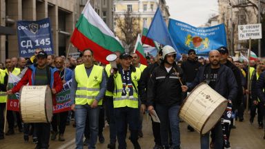 Служители на МВР и на министерството на правосъдието излизат на