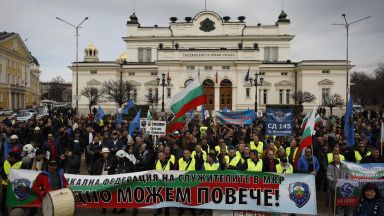 Хиляди полицаи и пожарникари както и надзиратели в затворите протестират