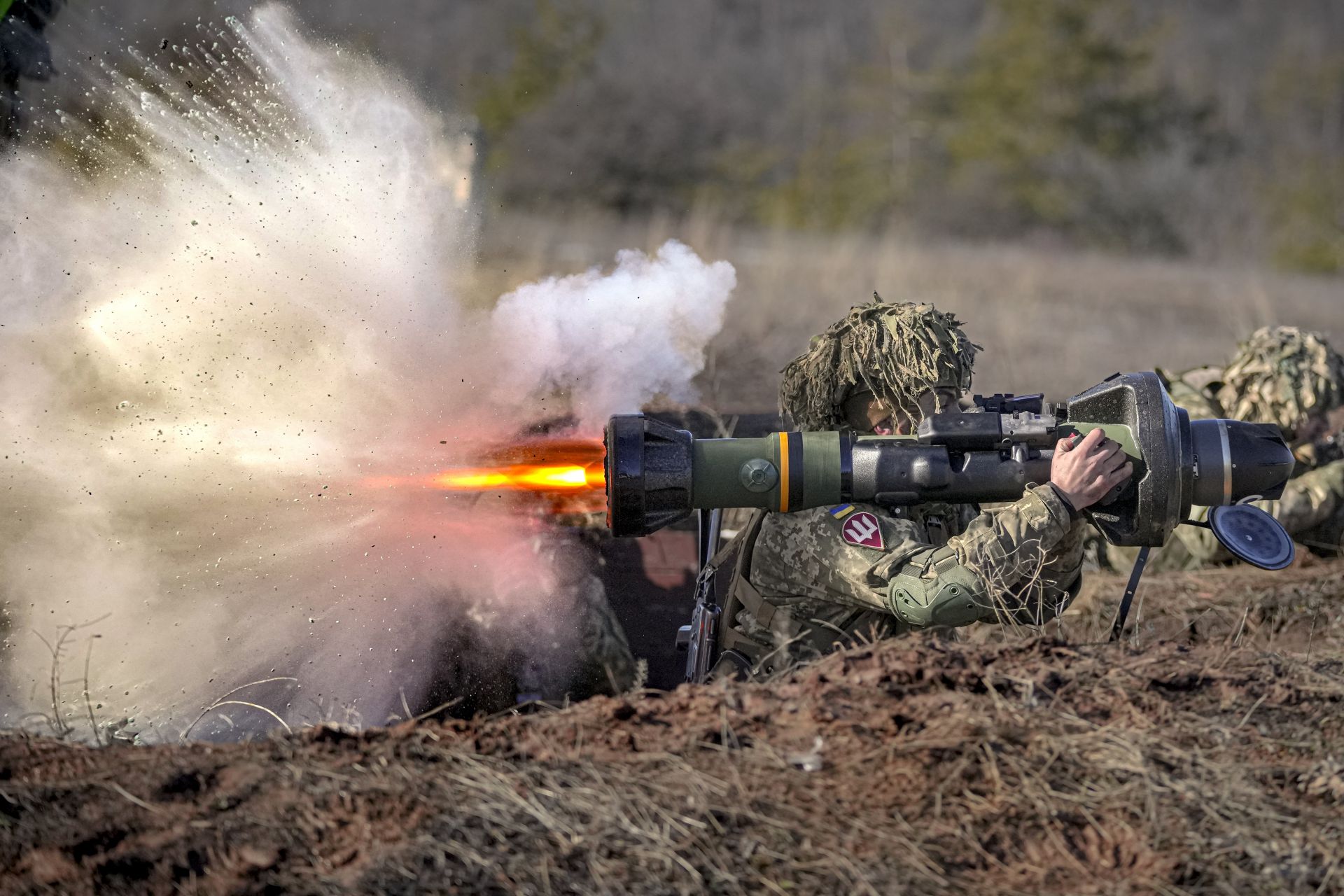 Украински военнослужещ стреля с противотанково оръжие NLAW по време на учение в Операцията на съвместните сили в Донецка област