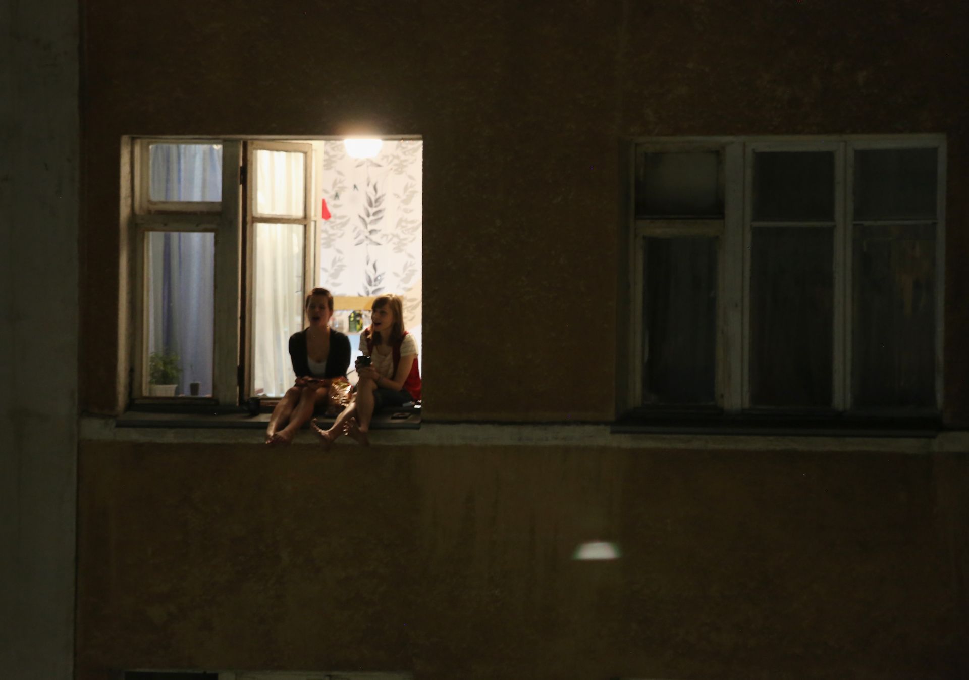 Момичета в Донецк рапират на прозореца в дома си