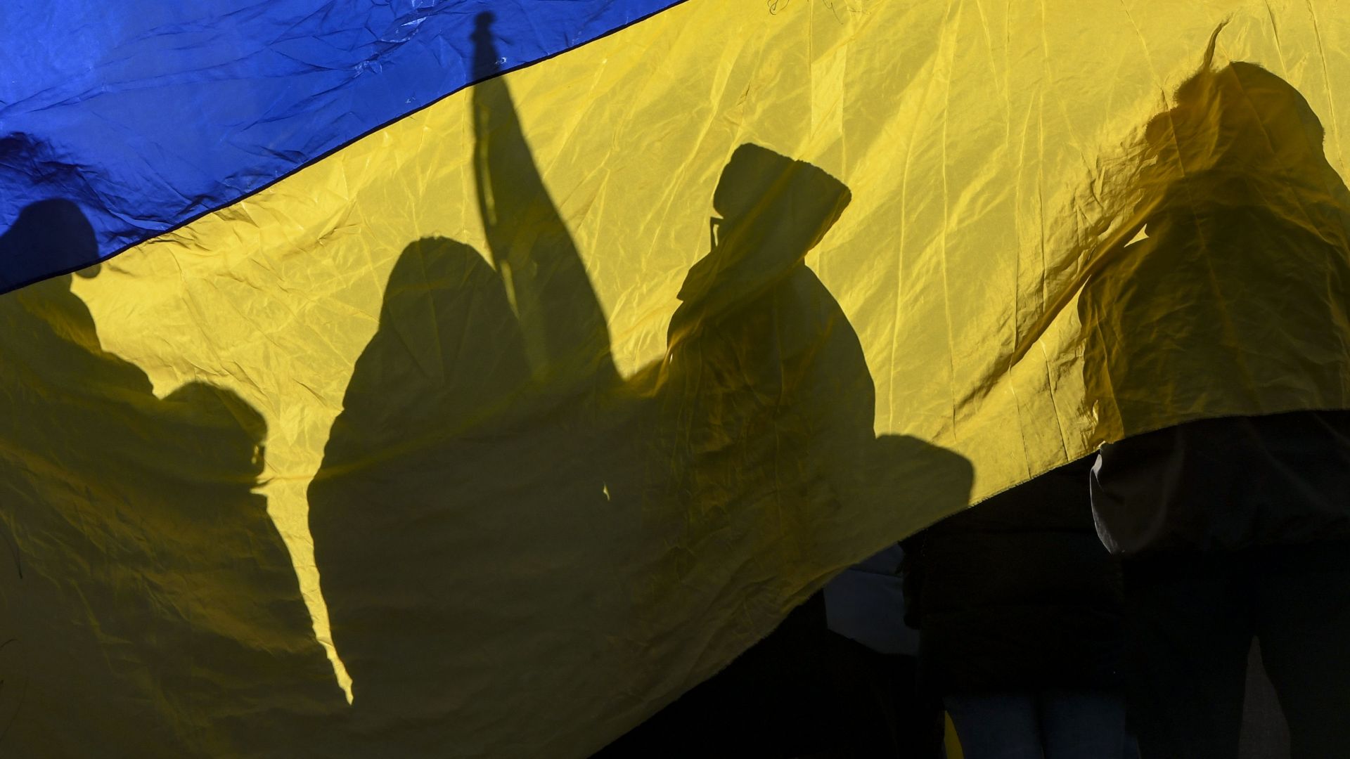 Кандидат-депутат свали знамето на Украйна от Столичната община 