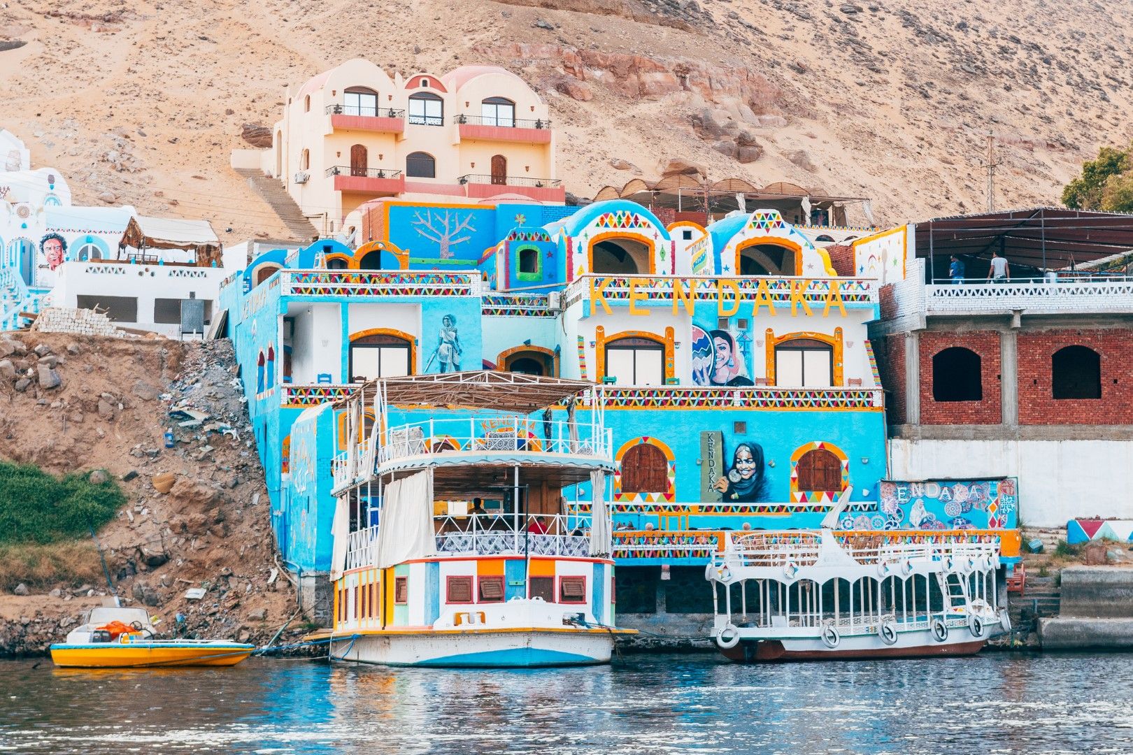 Цветни нубийски къщи на брега на Нил край Асуан
