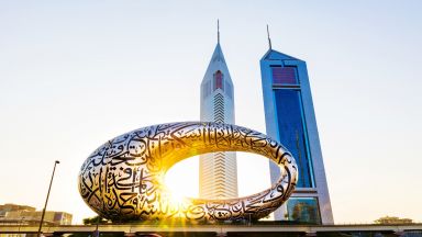 Музеят на бъдещето в Дубай отваря врати с приземяване на космически кораб