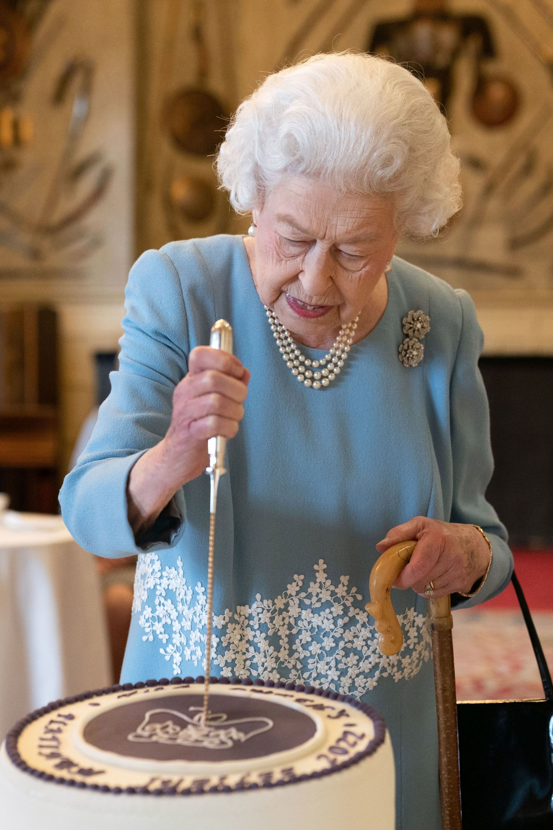 Кралицата разряза торта, за да даде старт на празненствата за платинения си юбилей на 5 февруари, а същинската част ще бъде през юни