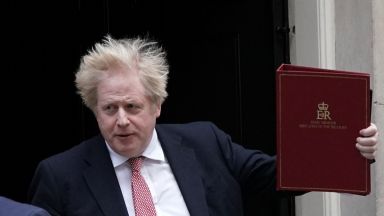 Британският министър председател Борис Джонсън обяви че законовото изискване за самоизолиране