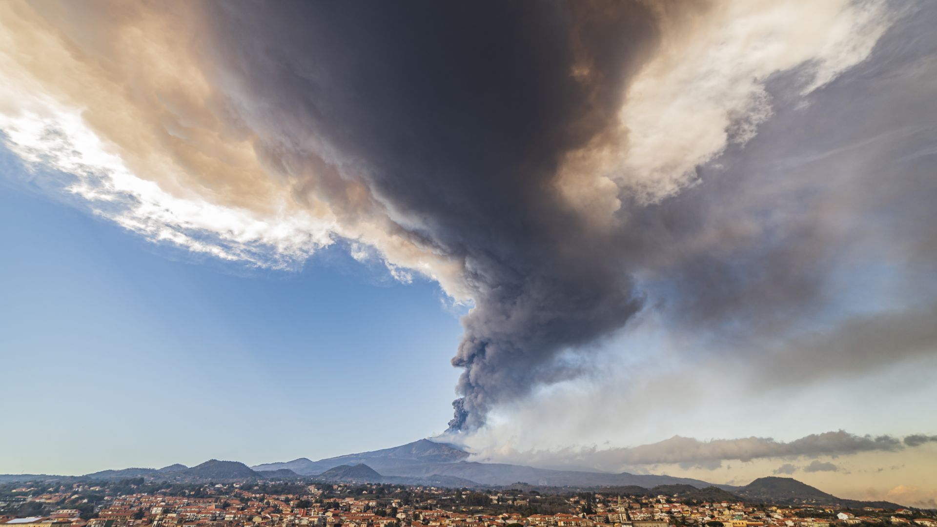 Ново изригване на вулкана Етна затвори летището в Катания (снимки и видео)