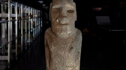Огромна статуя Моаи потегли към Великденския остров