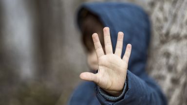 Деца са нанесли побой с камшик на 11 годишен на стадиона