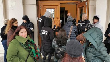 Майки на деца с увреждания се опитаха да влязат в