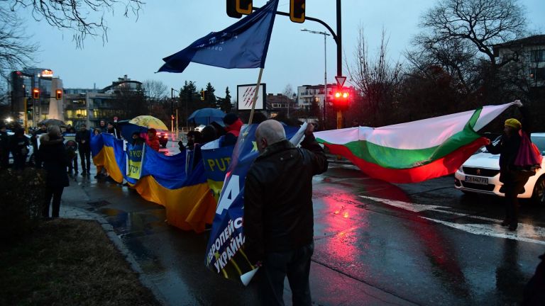 На протест пред руското посолство в София се събраха десетки