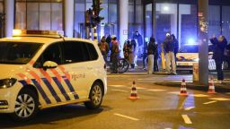 Шестчасова заложническа криза в магазин на Епъл в Амстердам