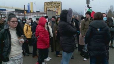 Протест на жители от Суходол и околните квартали Гражданите блокират