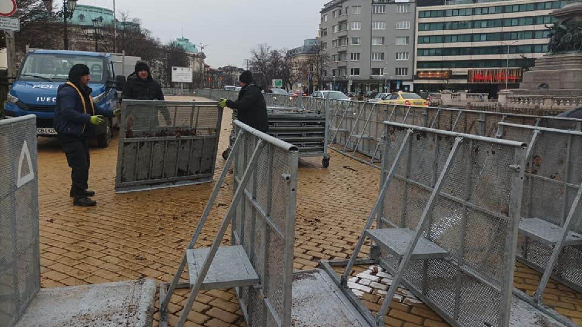 Нови метални заграждения пред Народното събрание