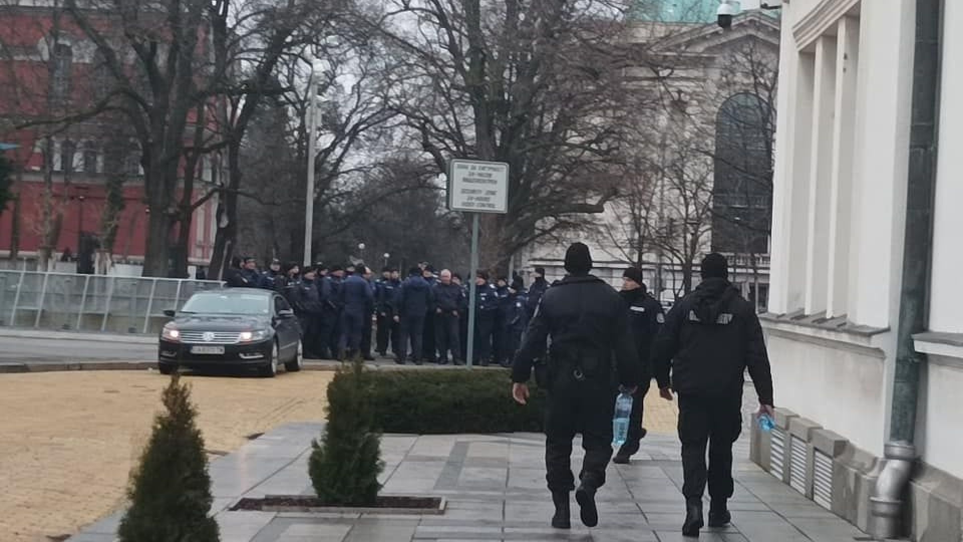 Полиция обгради парламента преди протеста на "Възраждане" (снимки/видео)