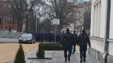 Масирано присъствие на полицейски сили от всички страни на Народното