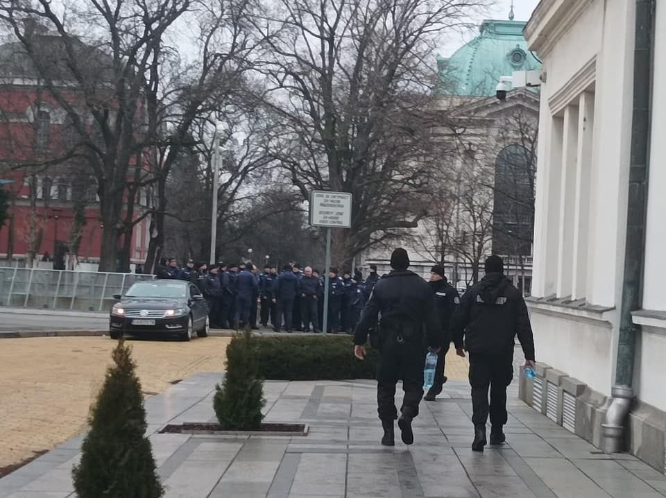 Полиция пред парламента