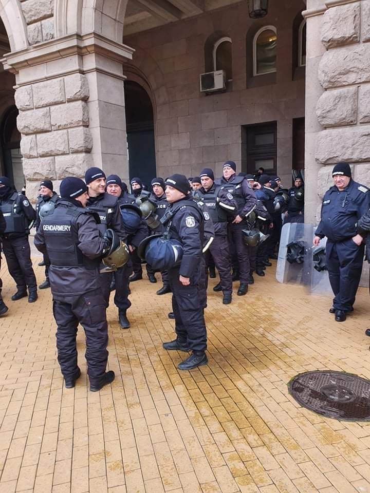 Полицейски сили пред входа на Министерския съвет