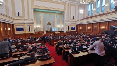 След 13 часа дебати депутатите приеха член първи на Бюджет 2022 и спряха заради липса на кворум