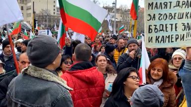 Премиерът Кирил Петков отиде при протестиращите от Възраждане пред Министерския