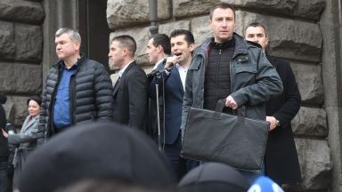 Премиерът Кирил Петков отиде при протестиращите от Възраждане пред Министерския