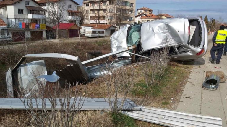 Млада шофьорка на лек автомобил Ауди мина на червен светофар,