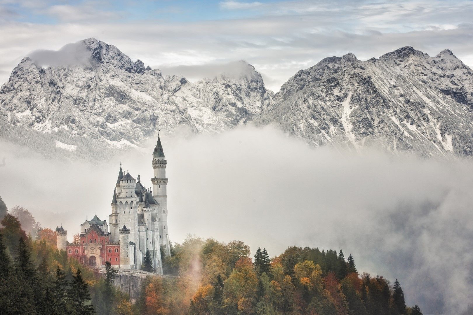 Есенните мъгли и ниски облаци правят гледките към Нойшванщайн неземни
