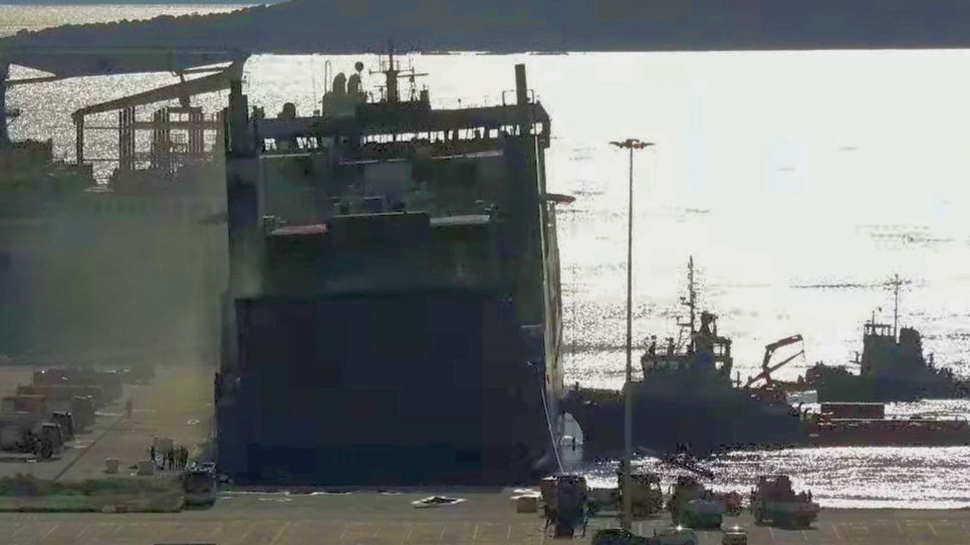 Първи кадри отблизо: Опожареният ферибот пристигна в пристанището в Астакос