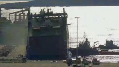 Опожареният ферибот Юрофери Олимпия пристигна в пристанището на град Астакос