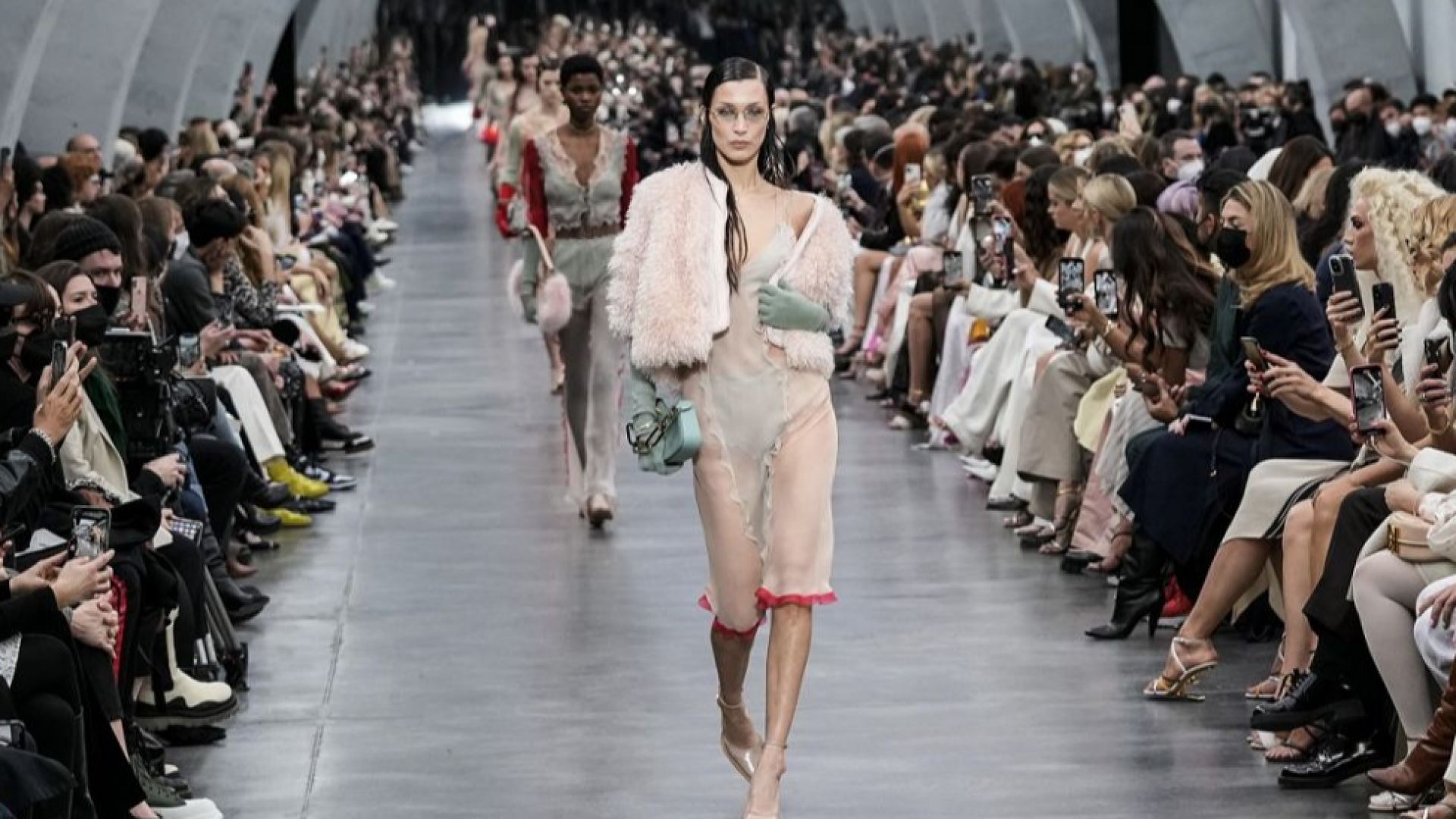 Бела Хадид откри Седмицата на модата в Милано, облечена в бледорозова полупрозрачна рокля