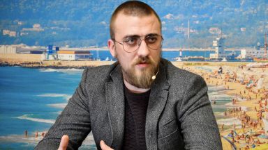 Сергей Петров е български политолог с майка украинка и баща