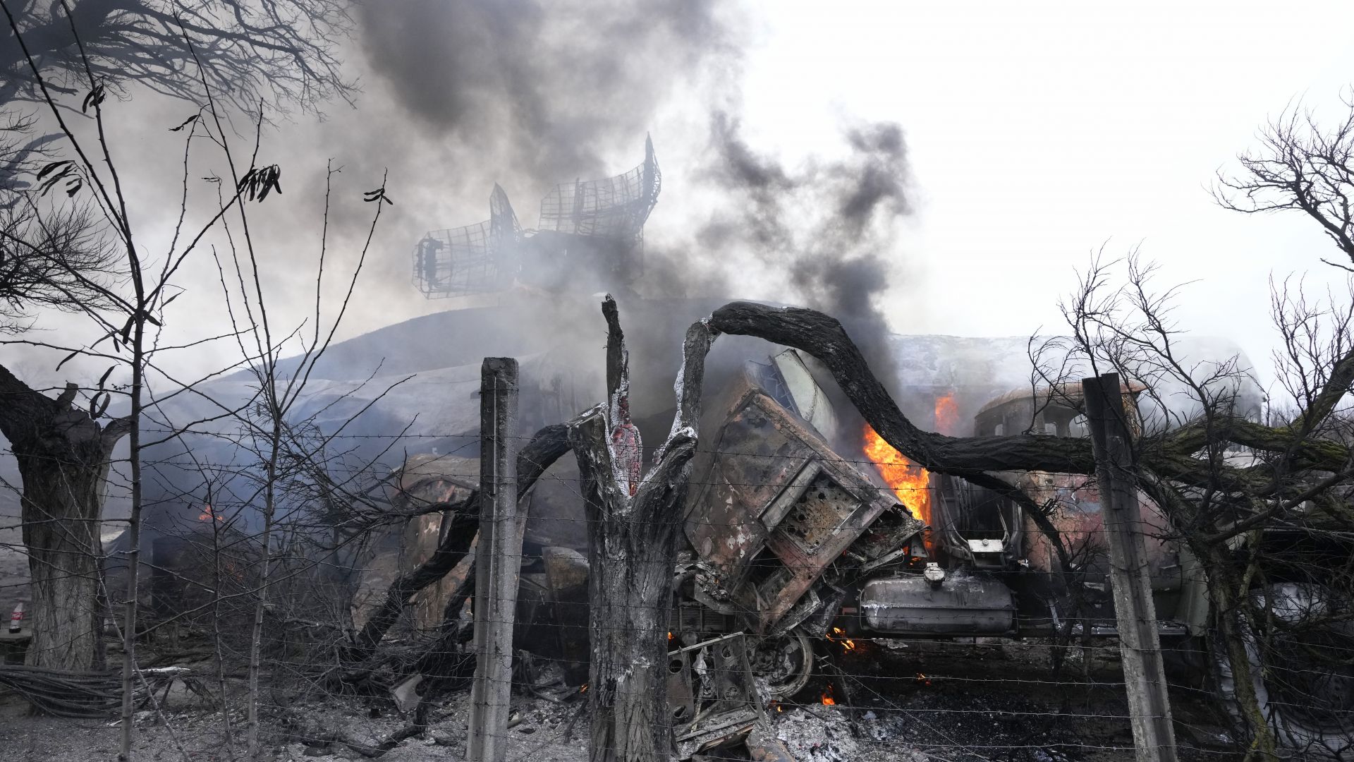Москва и Киев съобщават за унищожени боен кораб, бомбардировачи и зенитен комплекс на противника