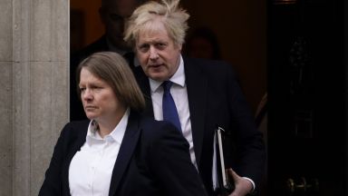 Британският премиер Борис Джонсън обяви санкции срещу над 100 руски