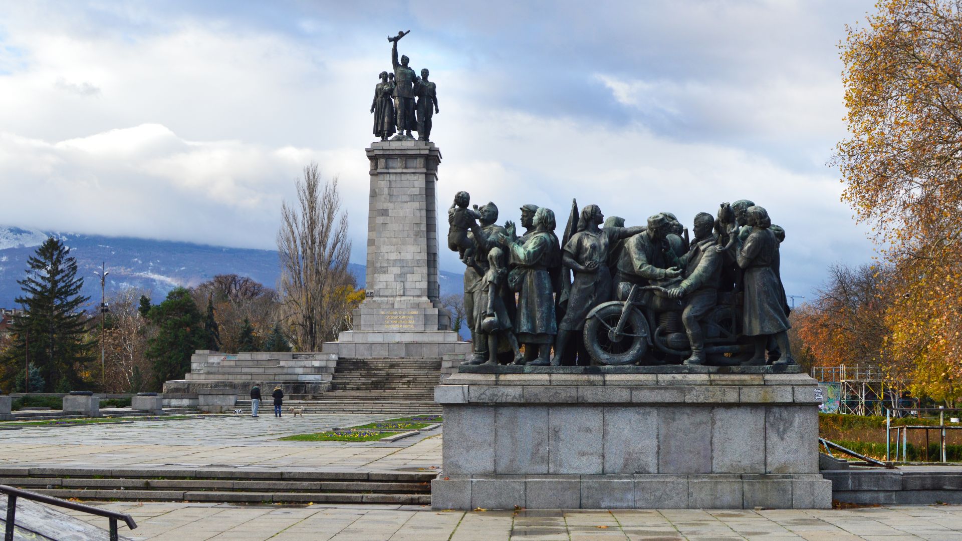 Областната управа прехвърли на общината "горещия картоф" с Паметника на Съветската армия