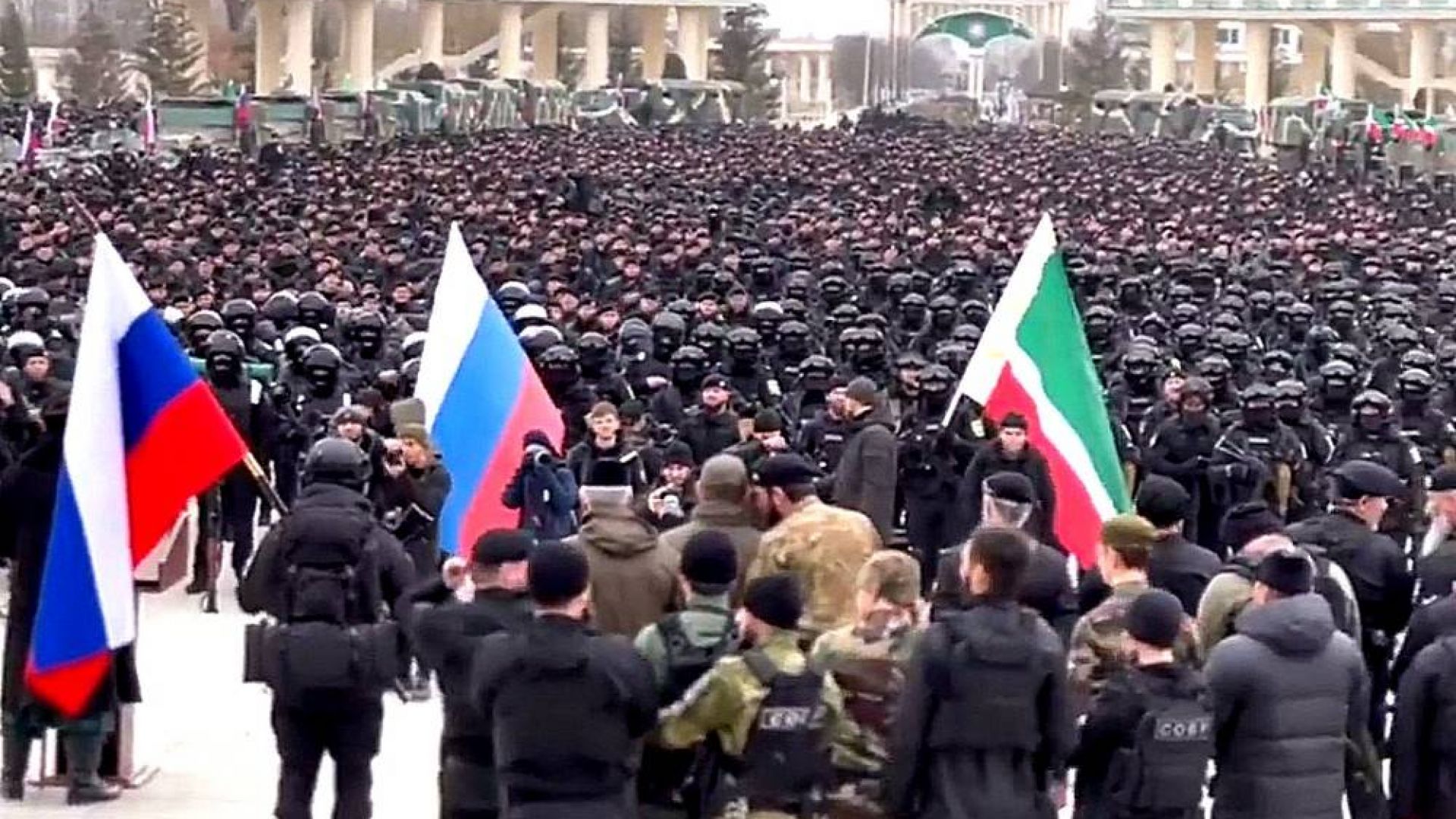По заповед на Кадиров: 10 000 чеченци поемат от Грозни към Украйна (видео)