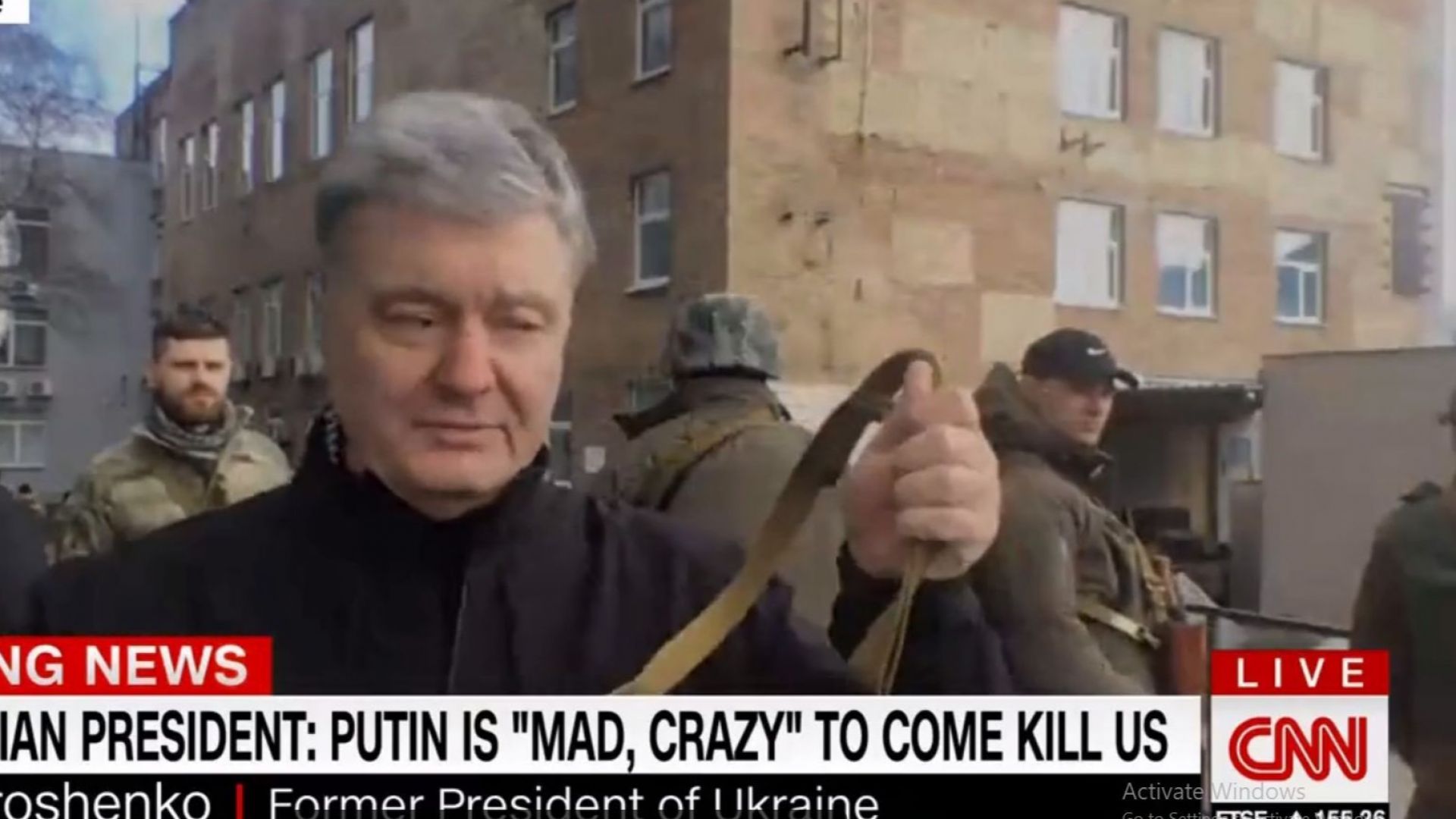 Раздават оръжие на улицата в Киев, CNN засне Порошенко с калашник (видео)