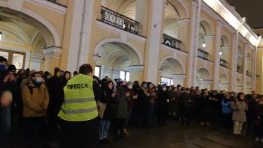 За втора вечер в Санкт Петербург се провежда антивоенен протест