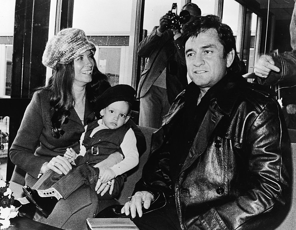 Джони Кеш със съпругата си Джун Картър и синът им Джон