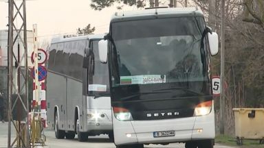Пристигнаха първите два автобуса с евакуирани от Украйна (снимки/видео)