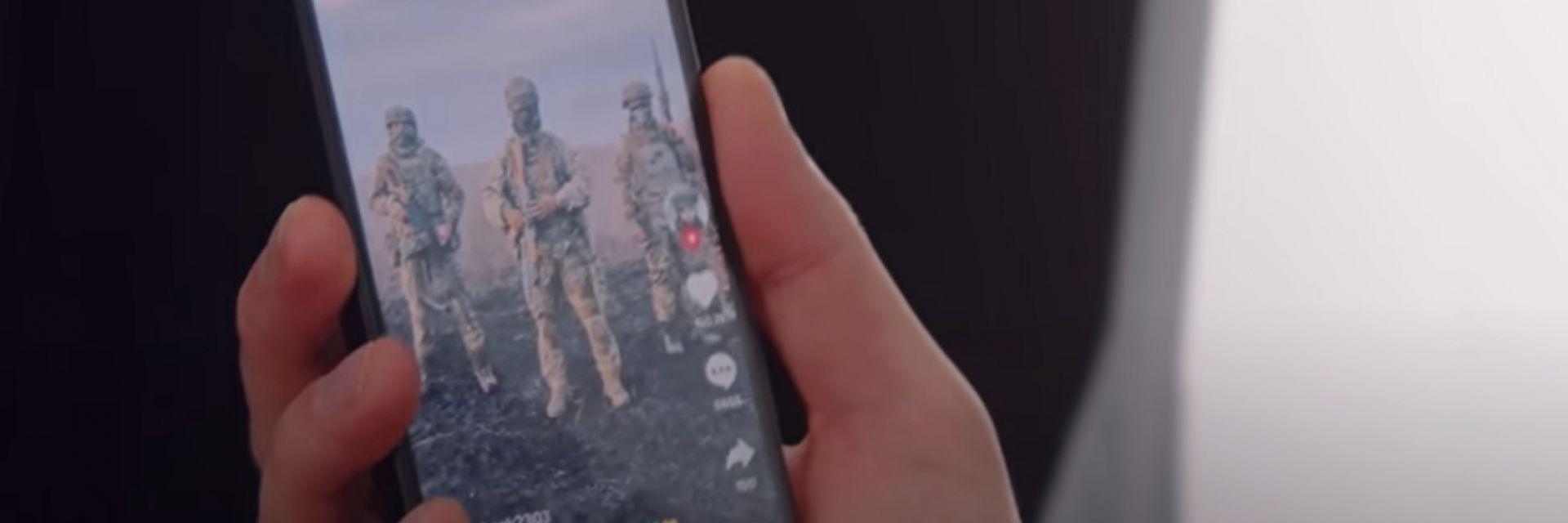  Украински и руски войници се борят за лайкове: Кои са Топ 5 вайръл видеата на дигиталния фронт