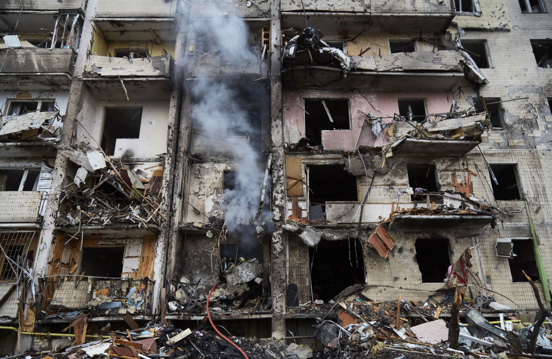 Опожарена сграда, след като удрена от руска ракета