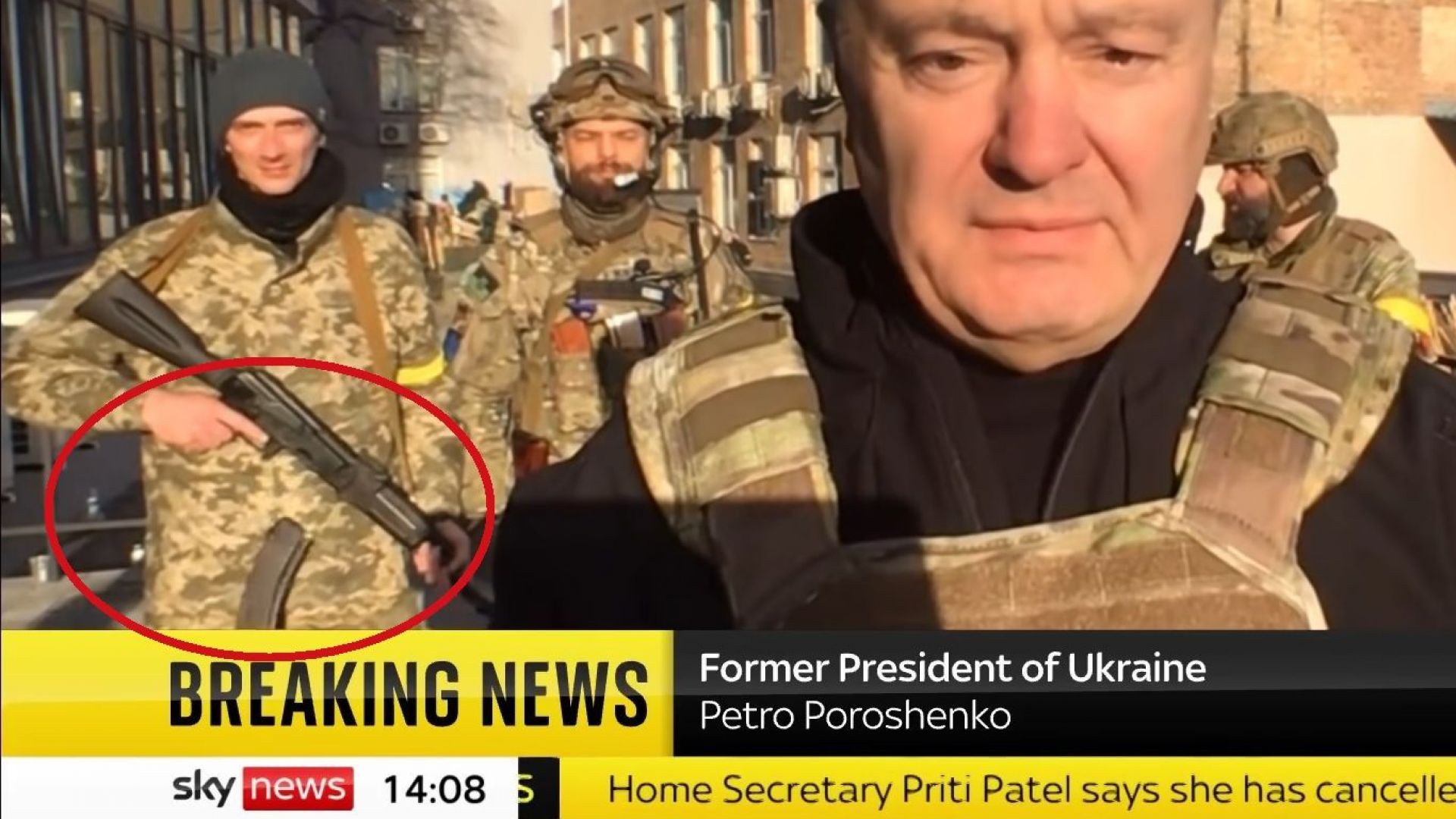 Оръжието на украински войник се разпадна по време на интервю с Порошенко (видео)